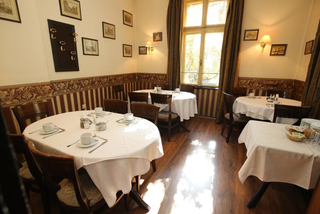 & Restaurant The House